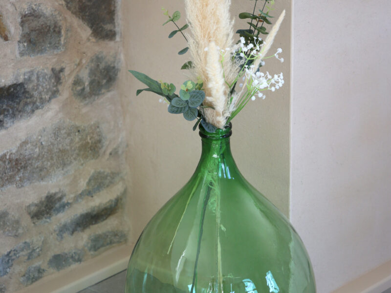 Dame-jeanne XXL en verre vert Élément d&rsquo;une décoration bohème chic, elle apporte élégance et caractère.