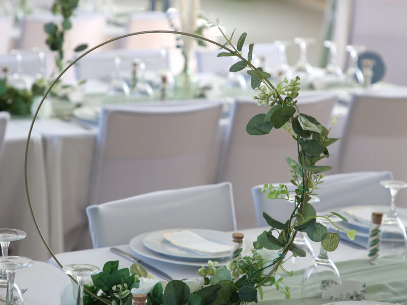 Centre de table rond doré Une pièce élégante qui sublime vos tables de réception et apporte une touche de raffinement à votre décoration.